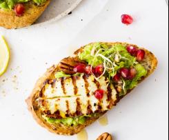 Grzanka z awokado i halloumi