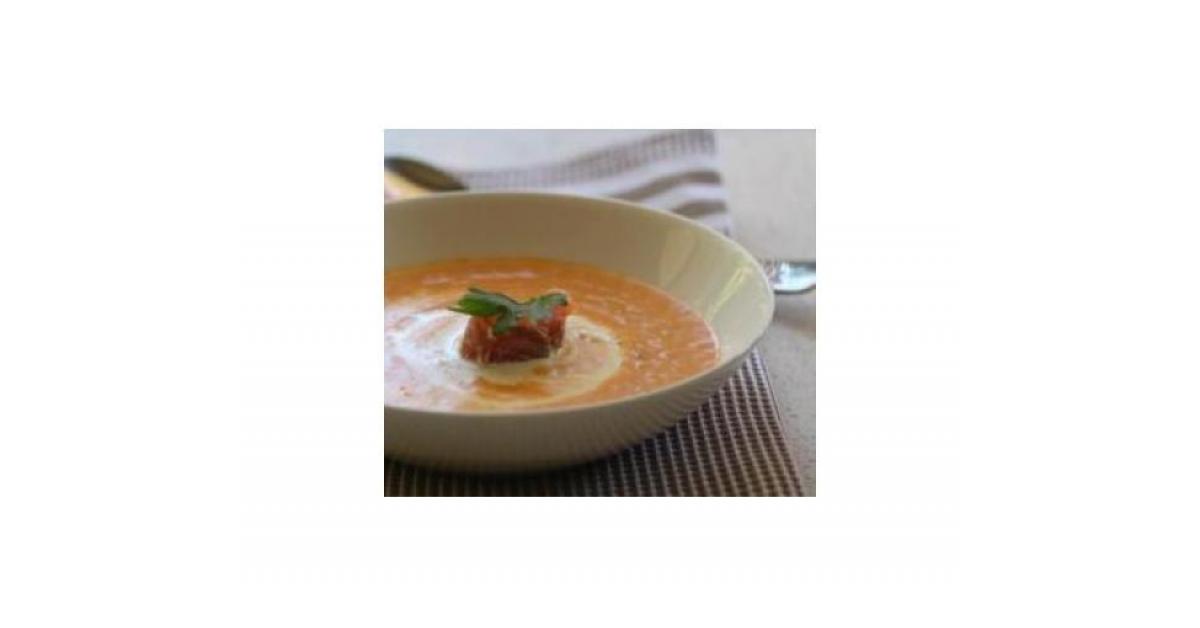 Wykwintna zupa z lososia wedzonego jest to przepis stworzony przez